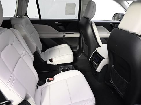 New 2026 Lincoln Aviator AWD w/ Jet Appearance Package image 18