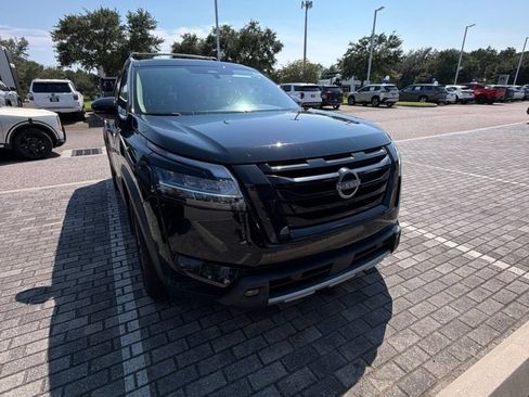 Used 2024 Nissan Pathfinder SL w/ SL Premium Package FWD image 1