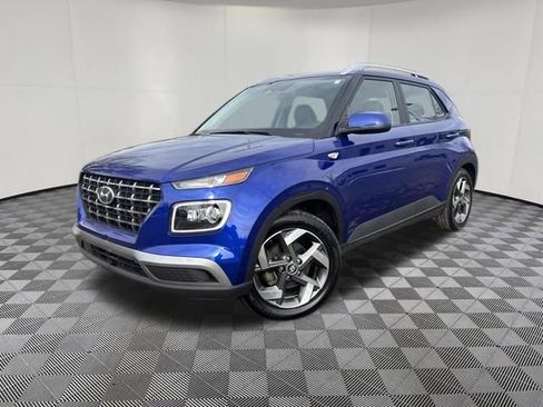 Certified 2023 Hyundai Venue Limited w/ Cargo Package image 3