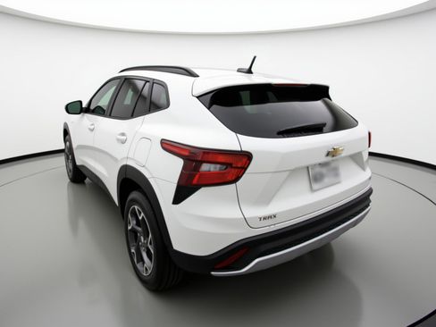 Used 2025 Chevrolet Trax LT image 6