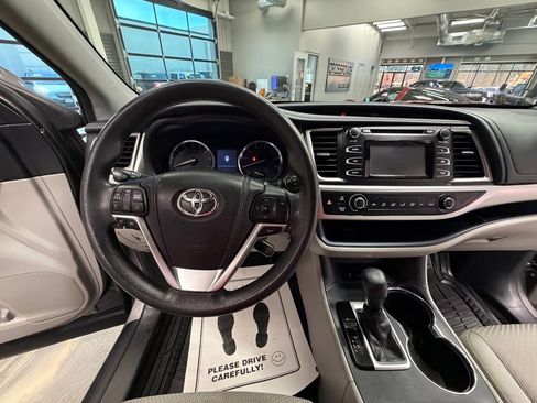 Used 2015 Toyota Highlander LE AWD/4WD image 11