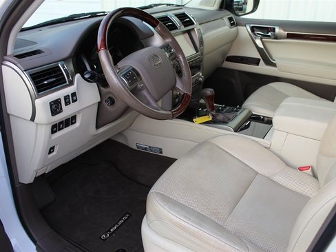 Used 2016 Lexus GX 460 Luxury w/ Preferred Accessory Package image 4