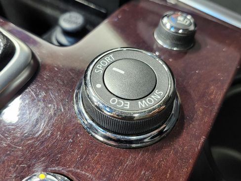 Used 2019 INFINITI Q70 Luxe image 10