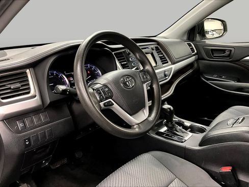 Used 2019 Toyota Highlander LE w/ Carpet Mat Package (TMS) FWD image 16
