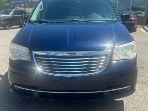 Used 2014 Chrysler Town & Country Touring w/ Driver Convenience Group FWD image 2