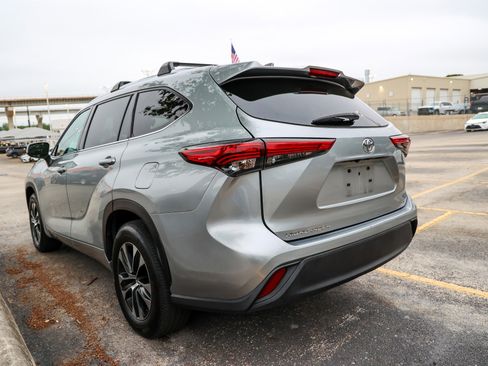 Used 2020 Toyota Highlander XLE FWD image 9