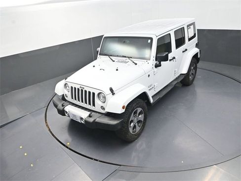 Used 2017 Jeep Wrangler Unlimited Sahara w/ Connectivity Group image 11