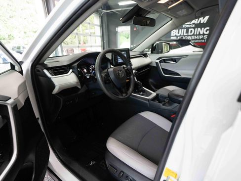 Used 2020 Toyota RAV4 XLE w/ Carpet Mat Package AWD/4WD image 8
