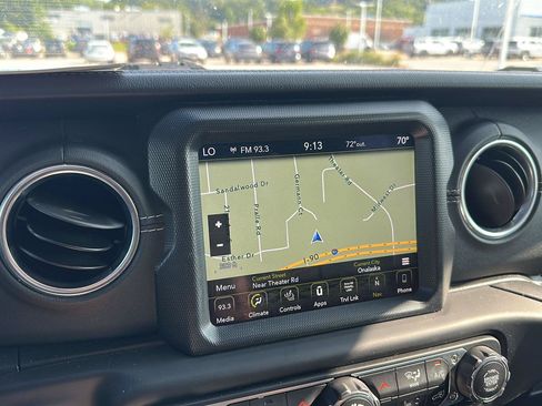 Used 2020 Jeep Gladiator Overland AWD/4WD image 16