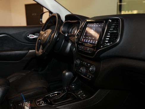 Used 2021 Jeep Cherokee Limited image 19