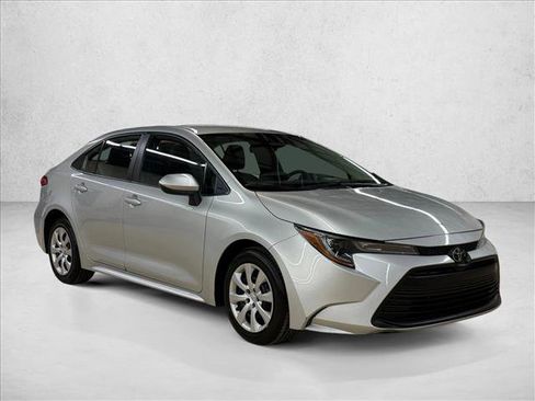 Used 2023 Toyota Corolla LE image 3