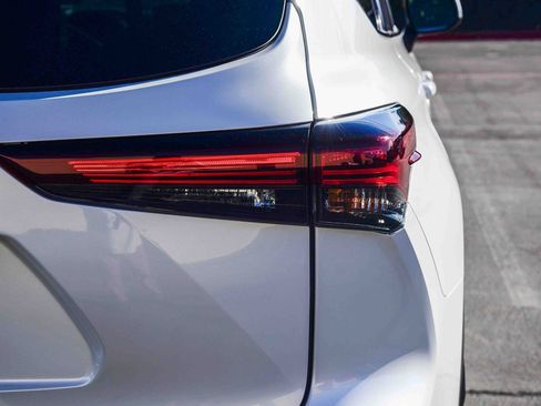 Certified 2025 Toyota Highlander XLE image 8