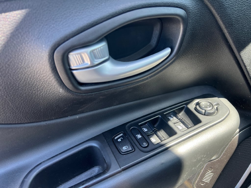 Used 2023 Jeep Renegade Latitude AWD/4WD image 15