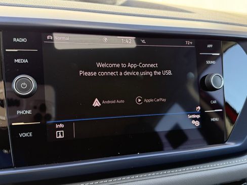 Certified 2024 Volkswagen Taos SE image 9