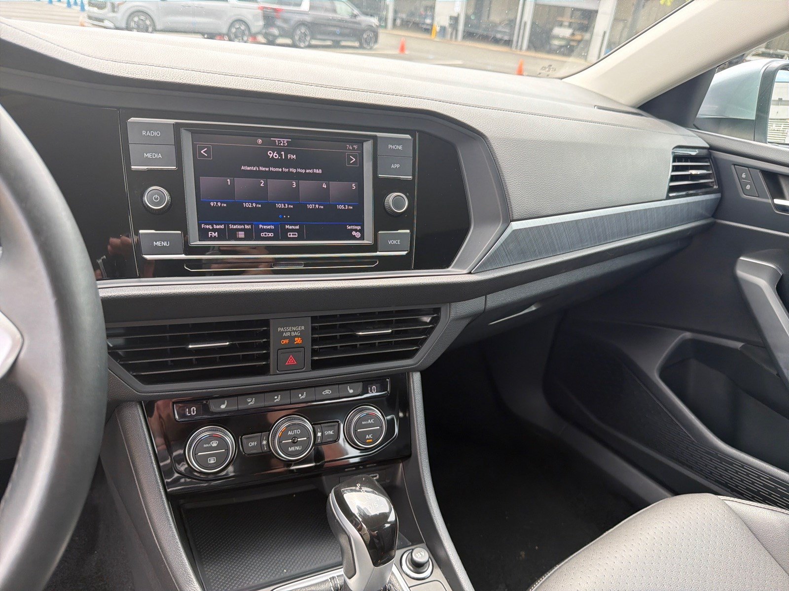 Used 2024 Volkswagen Jetta SE FWD image 29