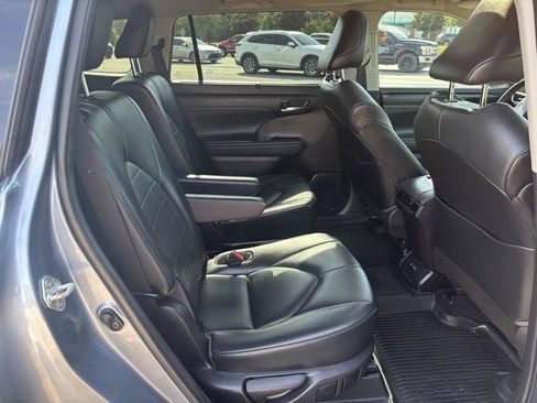 Used 2021 Toyota Highlander XLE FWD image 16