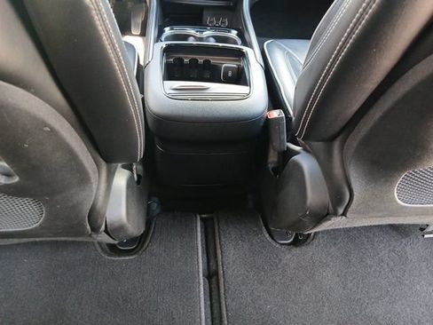 Used 2025 Chrysler Pacifica Limited FWD image 16
