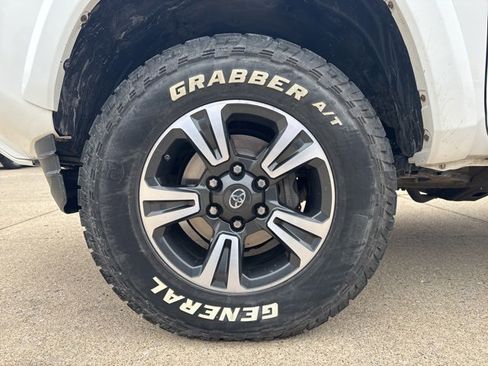 Used 2016 Toyota Tacoma 4x4 Double Cab image 11