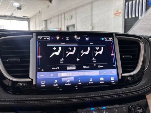 Used 2023 Chrysler Pacifica Touring-L w/ Uconnect Theater Family Group AWD/4WD image 27