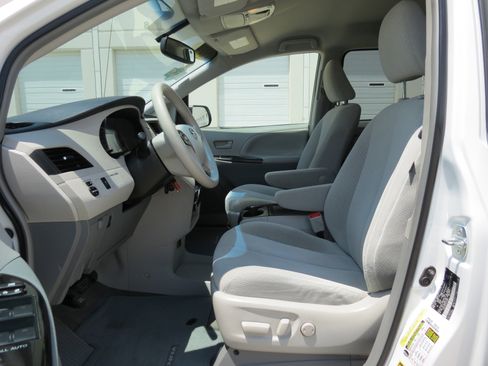 Used 2014 Toyota Sienna LE FWD image 25