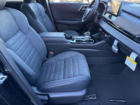 New 2025 Mitsubishi Outlander SE image 24