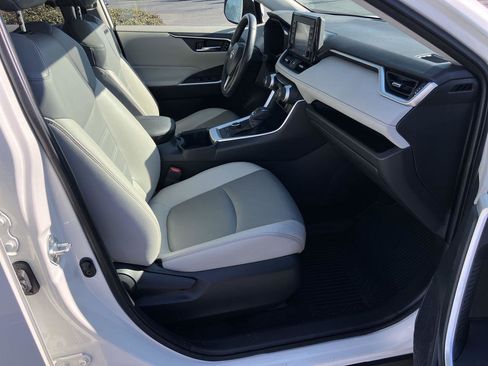 Used 2022 Toyota RAV4 XLE Premium image 33