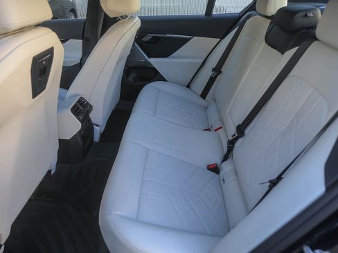 Used 2025 BMW i5 eDrive40i w/ Premium Package image 15