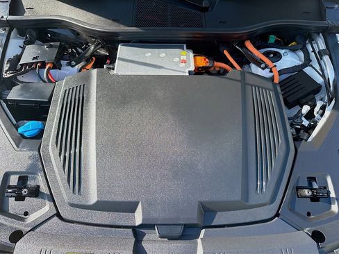 Used 2023 Audi e-tron S Premium Plus image 36