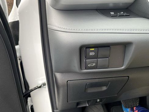 Certified 2025 Toyota Highlander XLE image 10