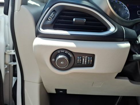 Used 2022 Chrysler Pacifica Touring-L FWD image 10