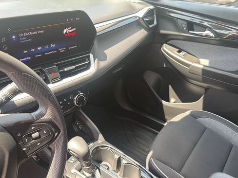 Used 2025 Chevrolet TrailBlazer LT FWD image 16