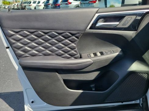 Used 2023 Mitsubishi Outlander 4WD Plug-In Hybrid image 18