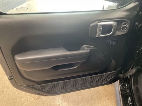 Used 2025 Jeep Wrangler Unlimited Rubicon image 12