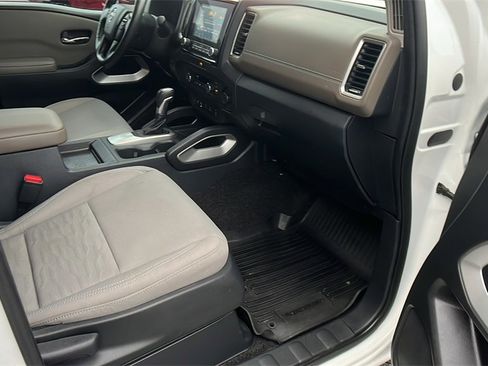 Used 2022 Nissan Frontier SV image 16