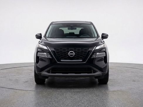 Used 2025 Nissan Rogue SV image 2