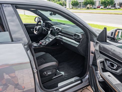 Used 2024 Lamborghini Urus Performante AWD/4WD image 38