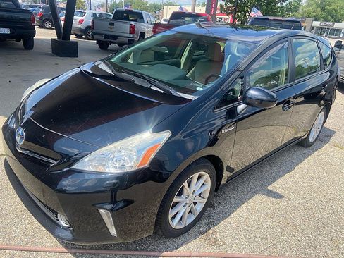 Used 2014 Toyota Prius V Five FWD image 9