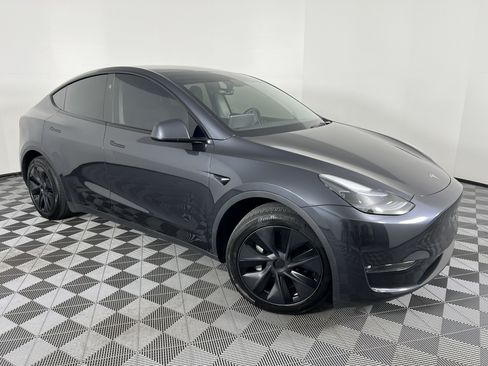 Used 2025 Tesla Model Y Long Range AWD/4WD image 2