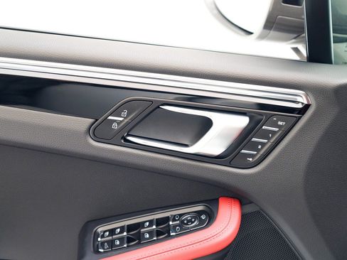 Certified 2026 Porsche Macan AWD/4WD image 22