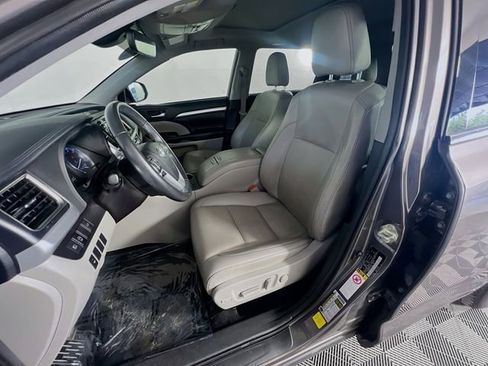 Used 2019 Toyota Highlander XLE FWD image 10