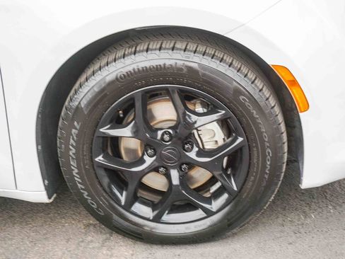 Used 2018 Chrysler Pacifica Limited FWD image 10