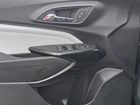Used 2025 Chevrolet Trax LT FWD image 18