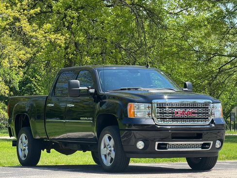 Used 2011 GMC Sierra 2500 Denali w/ Suspension Package, Off-Road AWD/4WD image 3