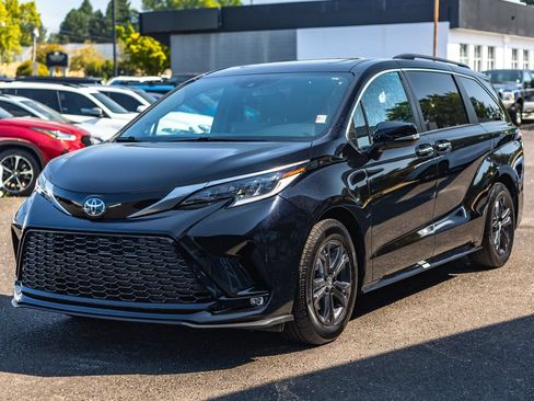 Used 2024 Toyota Sienna XSE w/ XSE Premium Package AWD/4WD image 4