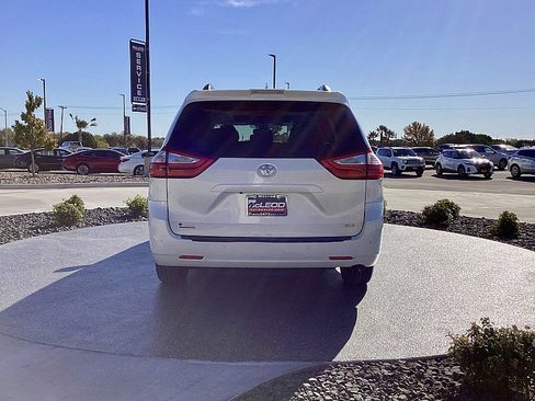Used 2018 Toyota Sienna XLE w/ XLE Navigation Package image 6