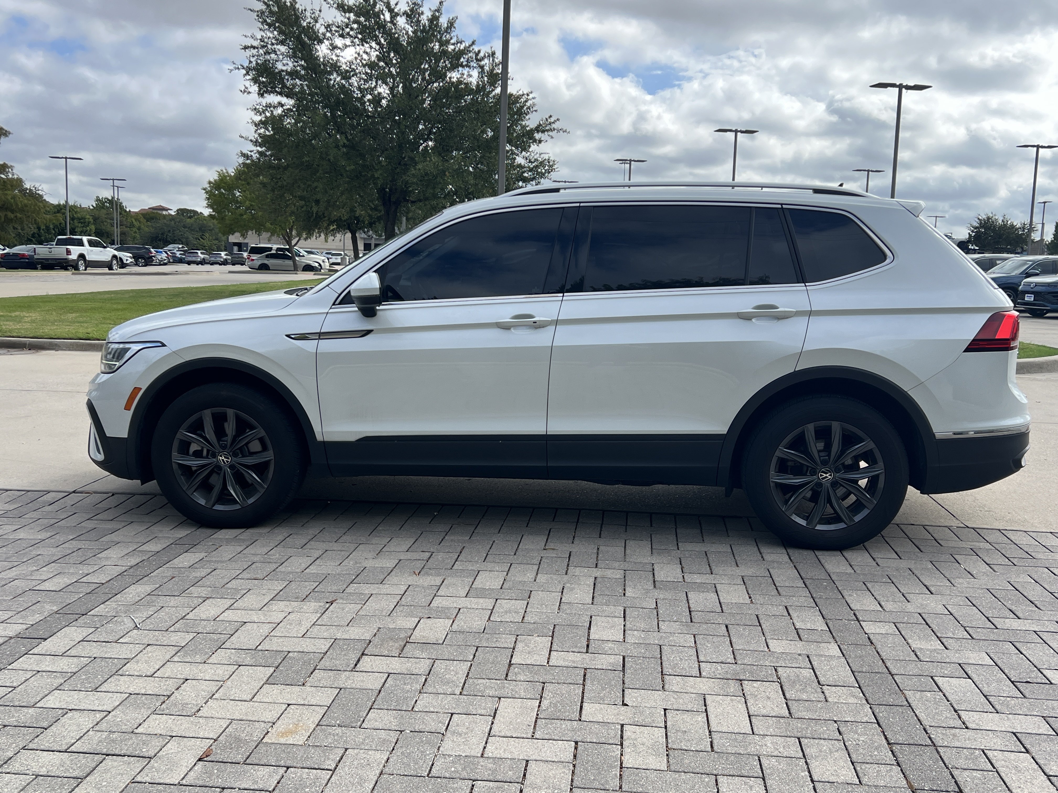 Used 2023 Volkswagen Tiguan SE w/ Panoramic Sunroof Package FWD image 6