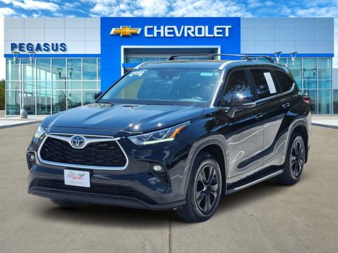 Used 2023 Toyota Highlander Bronze Edition FWD image 2