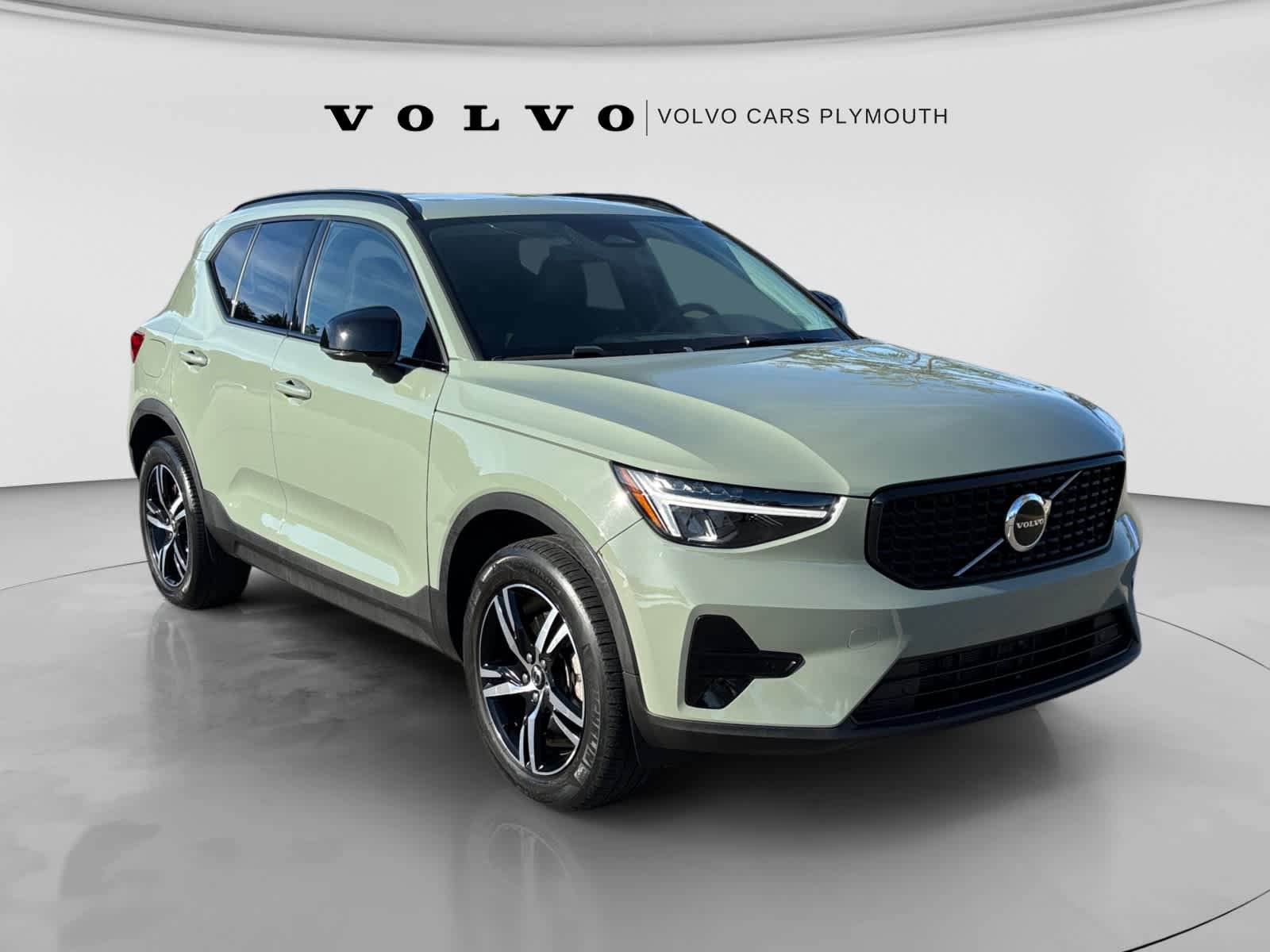 Used 2024 Volvo XC40 B5 Core w/ Climate Package AWD/4WD image 1