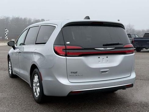Used 2023 Chrysler Pacifica Touring-L image 6