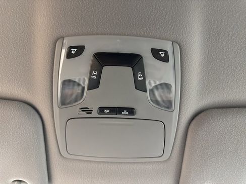 Used 2011 Toyota Sienna LE w/ Towing Pkg image 19